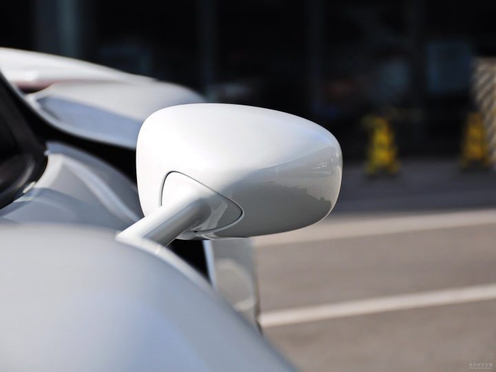 (918spyder的外形延续了保时捷家族的特色,两个青蛙灯稍加变形, 枚led