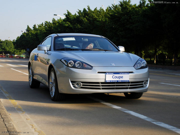 『驾驶员一侧只有一个车门』现代veloster是已经停产的现代酷派的换代