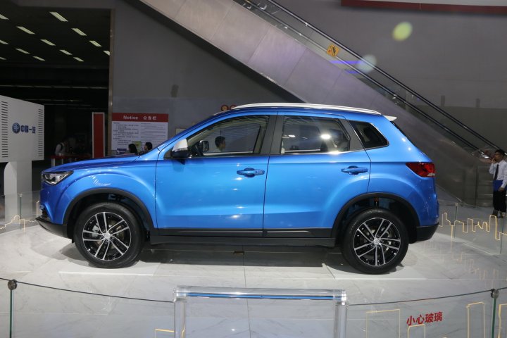 前脸有些惊艳 奔腾小型suv