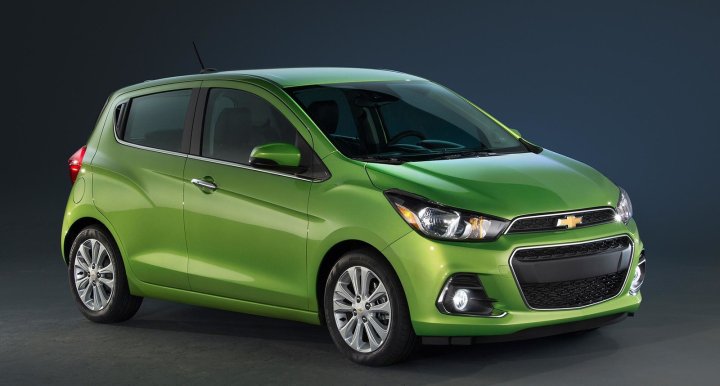 在新增加的25%正面偏置碰撞中,本田飞度和菲亚特500表现最差,碰撞后