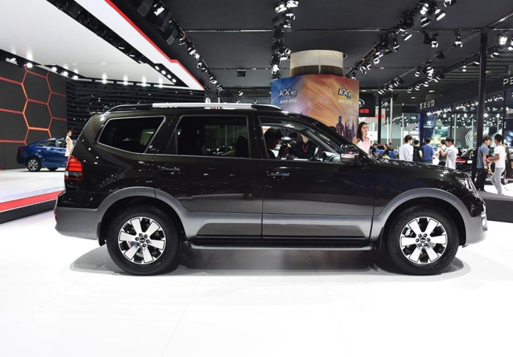 起亚全新霸锐街拍 搭3.8l引擎 四驱/尾标带字母