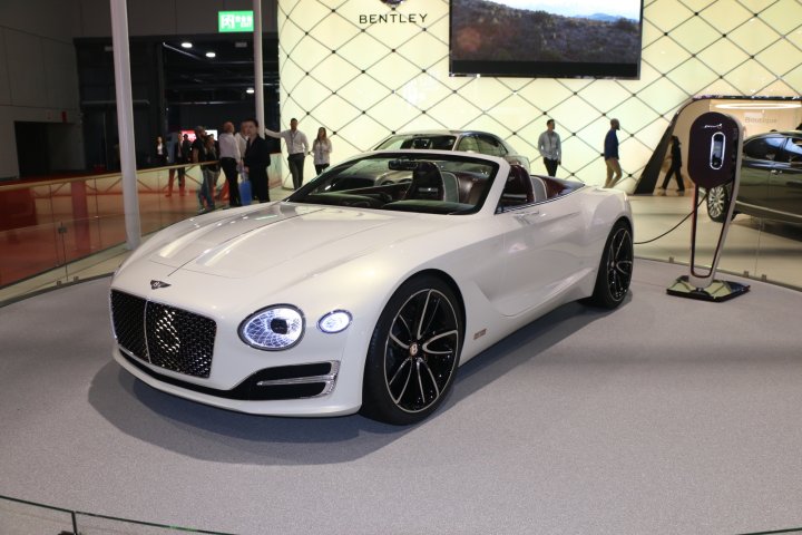 2017日内瓦车展:宾利exp 12 speed 6e红棕皮质内饰尽显奢华