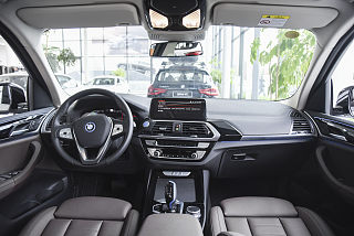 宝马iX3中控